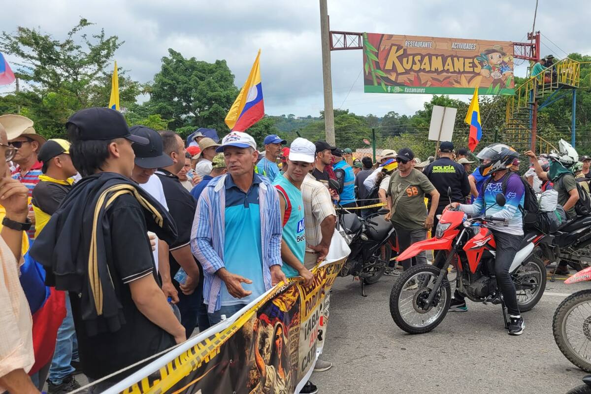Bloqueos viales sobre la vía al Aeropuerto. (Foto: Franz Rey / VANGUARDIA)