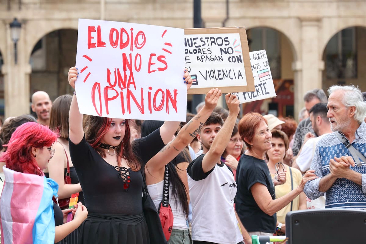 LOGROÑO 02/07/2025.- Un momento de la concentración celebrada hoy miércoles en Logroño convocada por la Asociación Gylda, en repulsa por las agresiones sufridas por varios miembros del colectivo durante las celebraciones del Día Internacional del Orgullo LGTBI+ en la capital riojana el pasado fin de semana.- EFE/Raquel Manzanares.