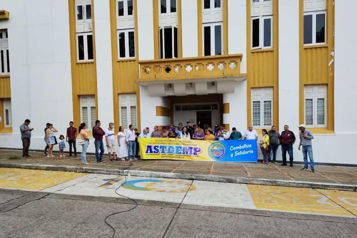 Representantes de organizaciones sindicales de empleados públicos de Barrancabermeja adelantan jornadas de protesta escalonadas frente a la Alcaldía para exigir el cumplimiento del acuerdo laboral relacionado con el incremento salarial de 2026.
Archivo/Suministrada