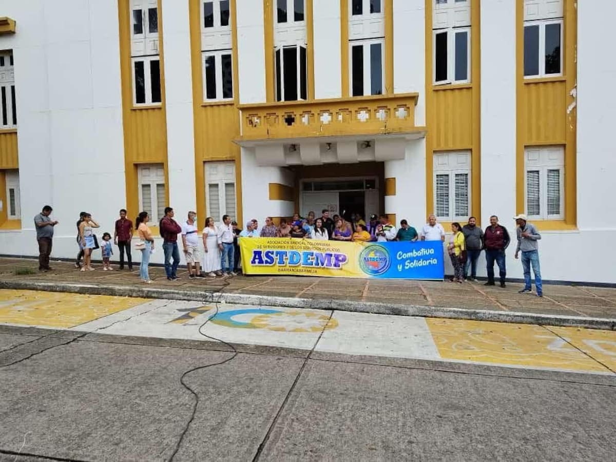 Representantes de organizaciones sindicales de empleados públicos de Barrancabermeja adelantan jornadas de protesta escalonadas frente a la Alcaldía para exigir el cumplimiento del acuerdo laboral relacionado con el incremento salarial de 2026.
Archivo/Suministrada