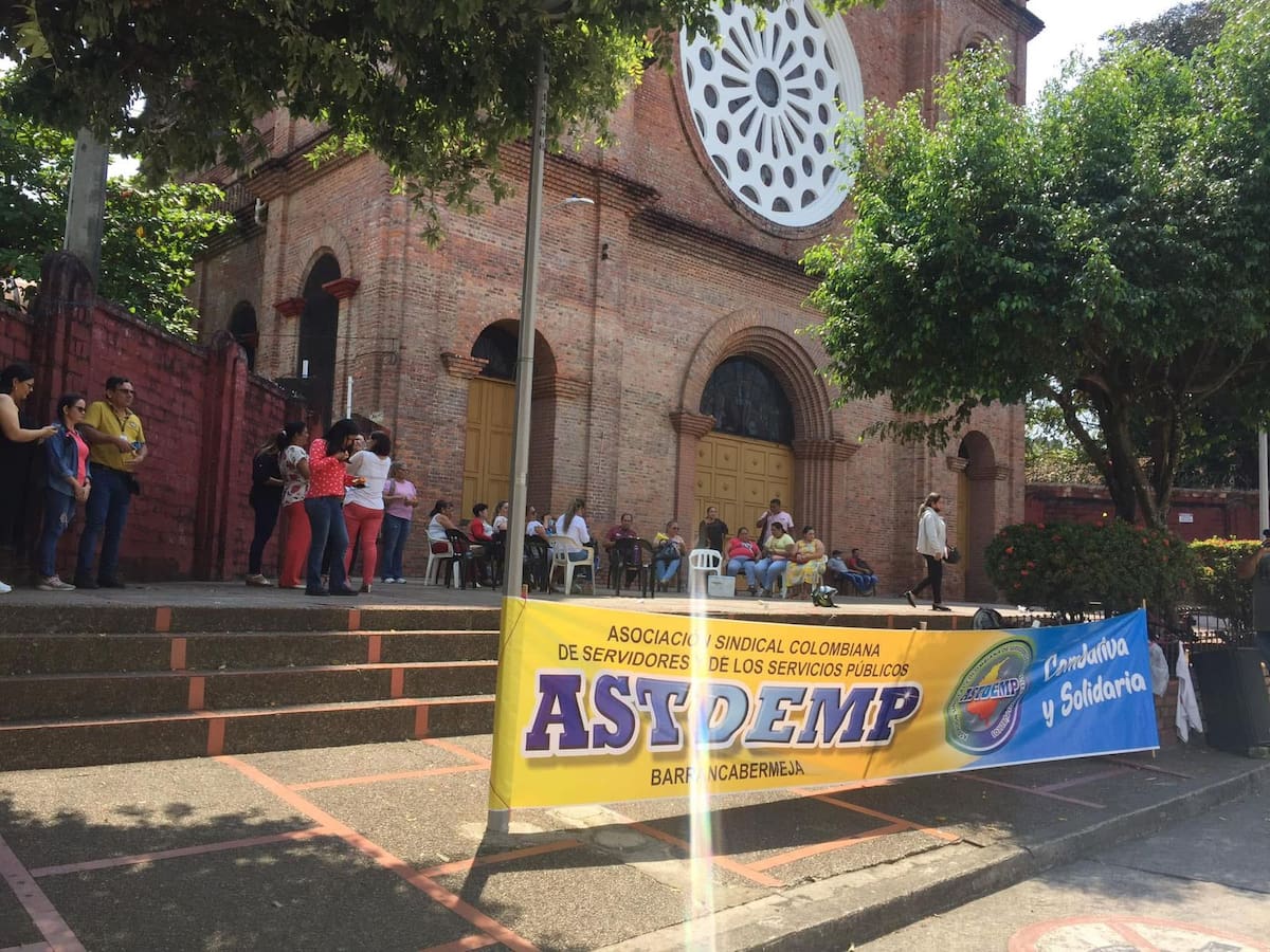 Representantes de organizaciones sindicales de empleados públicos de Barrancabermeja adelantan jornadas de protesta escalonadas frente a la Alcaldía para exigir el cumplimiento del acuerdo laboral relacionado con el incremento salarial de 2026.
Archivo/Suministrada