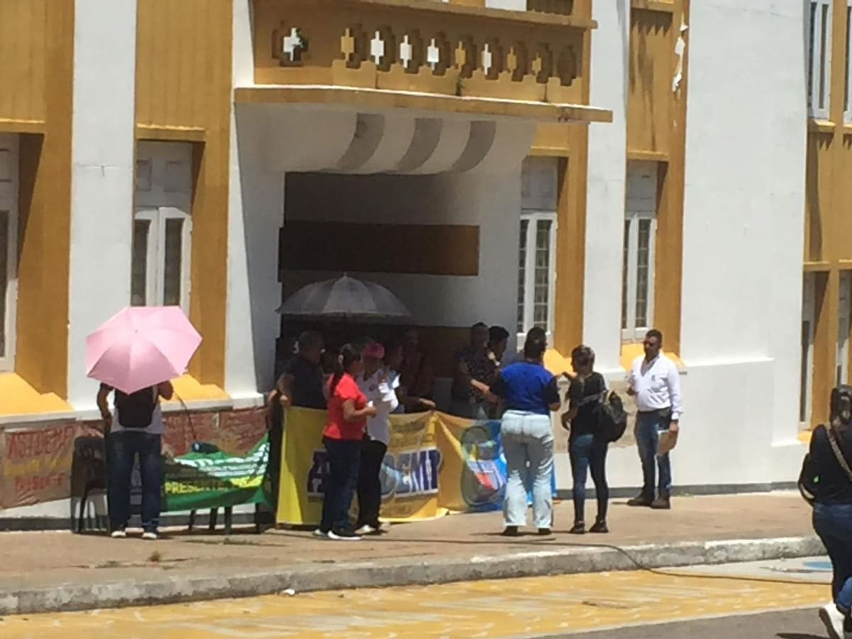 Representantes de organizaciones sindicales de empleados públicos de Barrancabermeja adelantan jornadas de protesta escalonadas frente a la Alcaldía para exigir el cumplimiento del acuerdo laboral relacionado con el incremento salarial de 2026.
Archivo/Suministrada