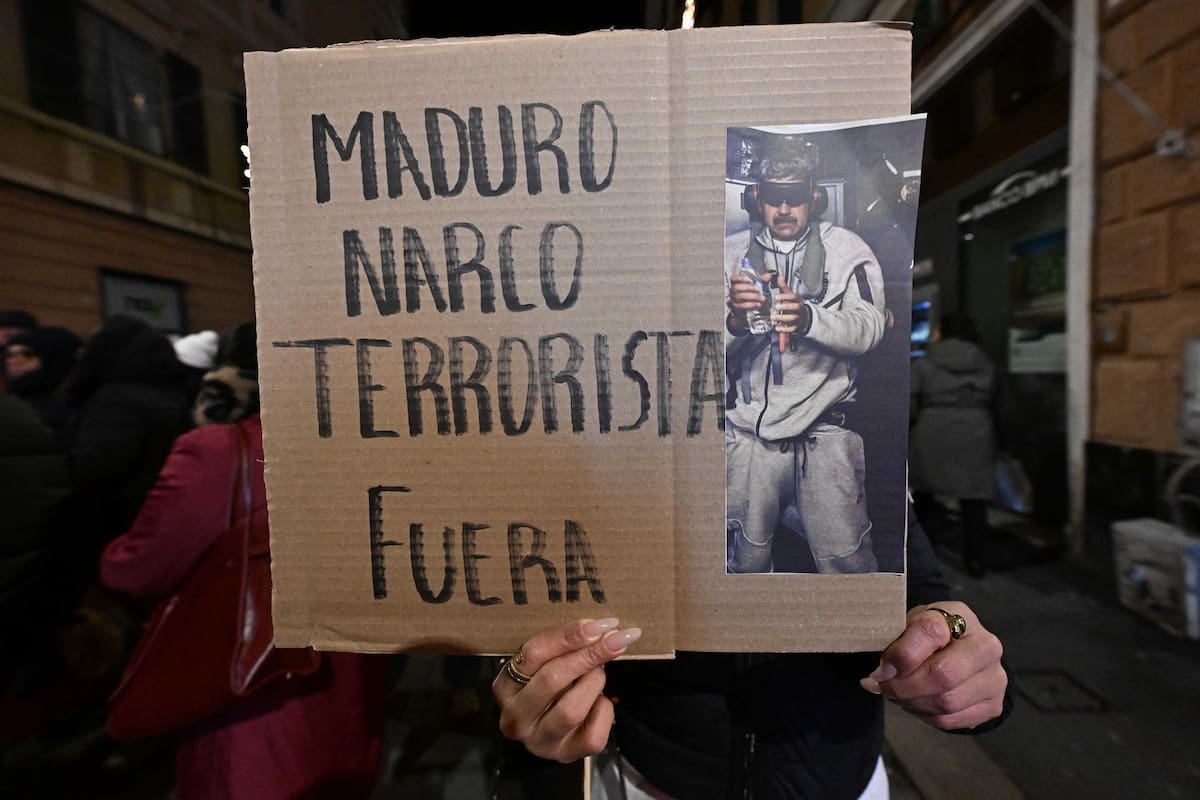 Un manifestante anti-Maduro sostiene un cartel que dice "¡Maduro, narcoterrorista, fuera!" mientras participa en una protesta tras las acciones de Estados Unidos en Venezuela, en una manifestación en el centro de Génova, Italia, el 5 de enero de 2026.