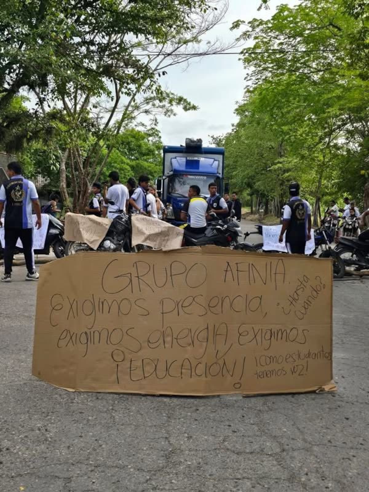 Habitantes de Simití protestaron por los prolongados cortes de energía, bloquearon la vía La Y y cerraron varias instituciones públicas para exigir soluciones al servicio eléctrico.
Suministrada/Vanguardia