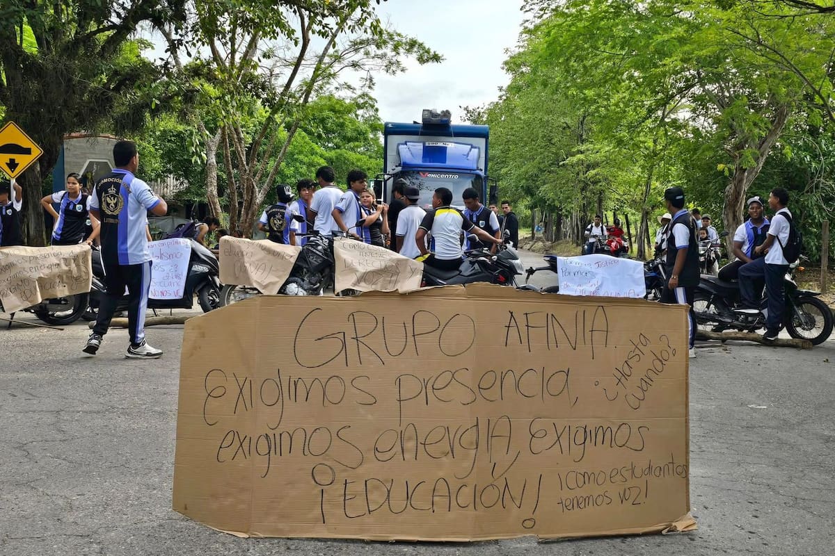 Habitantes de Simití protestaron por los prolongados cortes de energía, bloquearon la vía La Y y cerraron varias instituciones públicas para exigir soluciones al servicio eléctrico.
Suministrada/Vanguardia