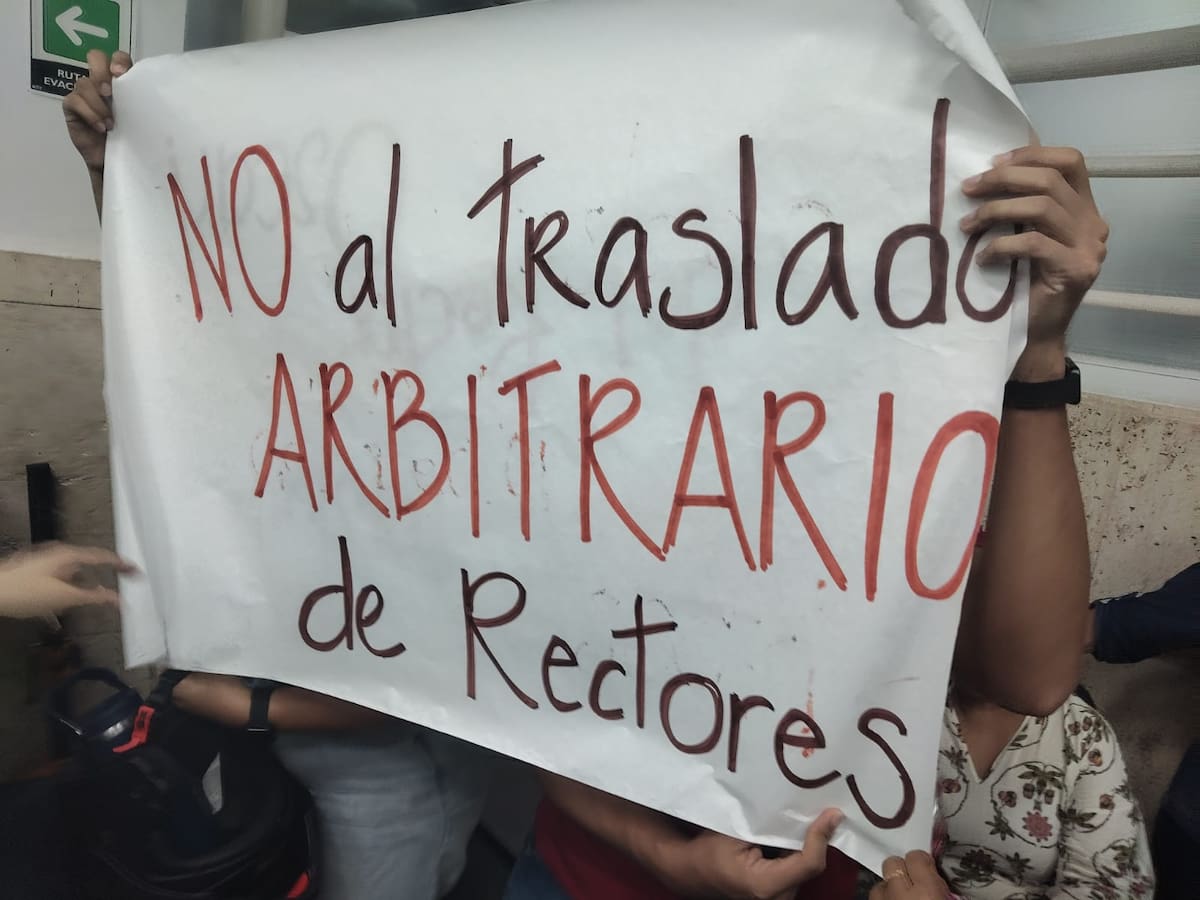 La comunidad educativa del colegio Industrial de Barrancabermeja protesta por el cambio de rector.
Suministrada/Vanguardia