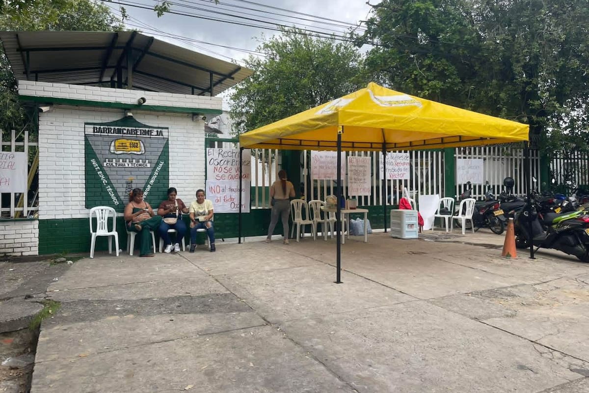 La comunidad educativa del colegio Industrial de Barrancabermeja protesta por el cambio de rector.
Suministrada/Vanguardia