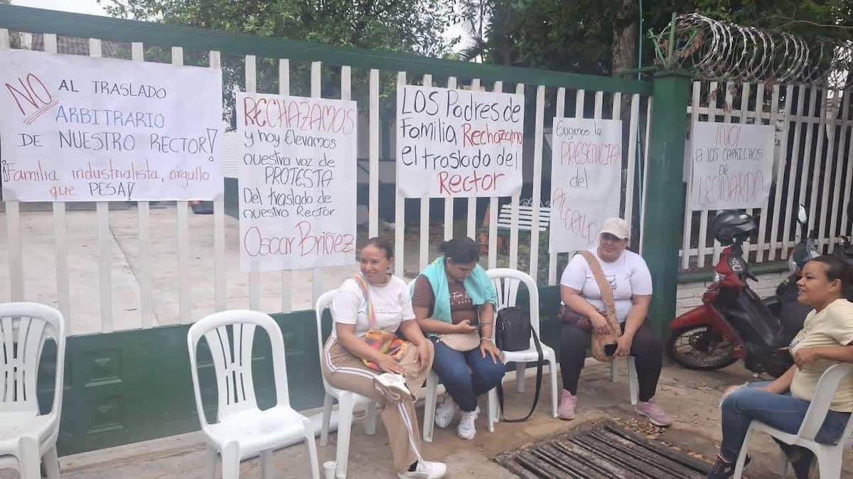 La comunidad educativa del colegio Industrial de Barrancabermeja protesta por el cambio de rector.
Suministrada/Vanguardia