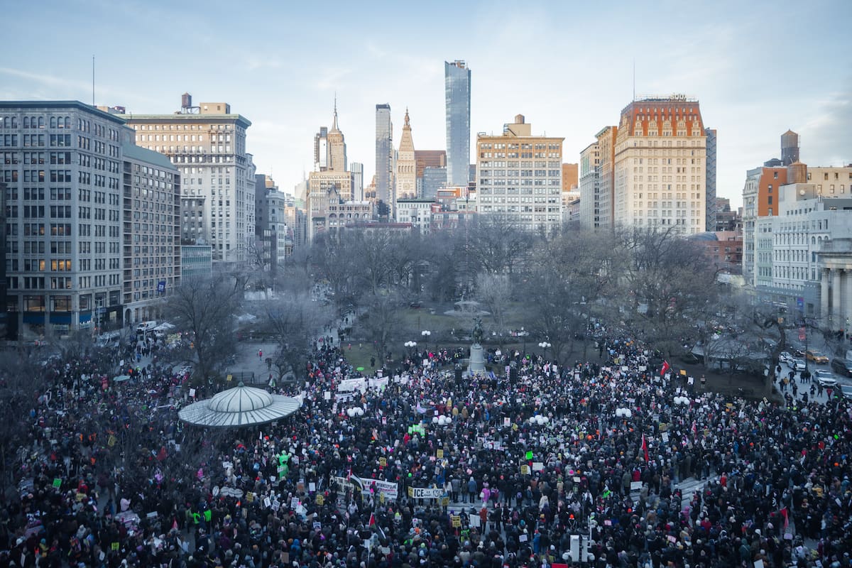 Miles de personas salen a las calles durante una protesta contra el Servicio de Inmigración y Control de Aduanas (ICE). //EFE/EPA/OLGA FEDOROVA