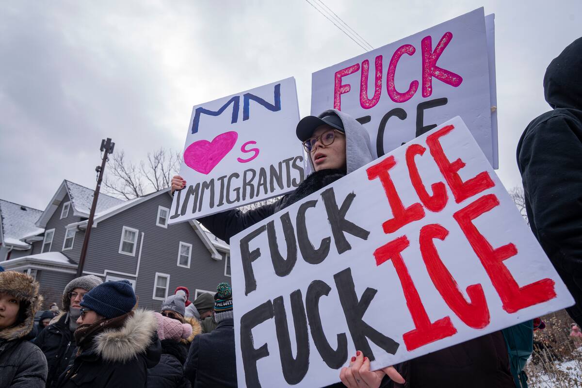 Una mujer sostiene un cartel durante una manifestación en rechazo a los operativos del Servicio de Inmigración y Control de Aduanas (ICE) este sábado, en Mineápolis (Estados Unidos). EFE/ Angel Colmenares