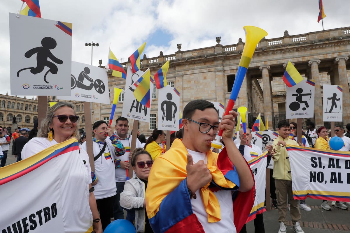 Medallistas olímpicos y paralímpicos colombianos protestaron este lunes en Bogotá contra la reducción del presupuesto para el deporte prevista para 2026. //Foto, EFE: Carlos Ortega