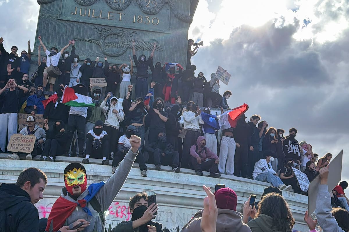 Cientos de personas participan en una nueva movilización estudiantil en París (Francia). //EFE - Carmen Menéndez.