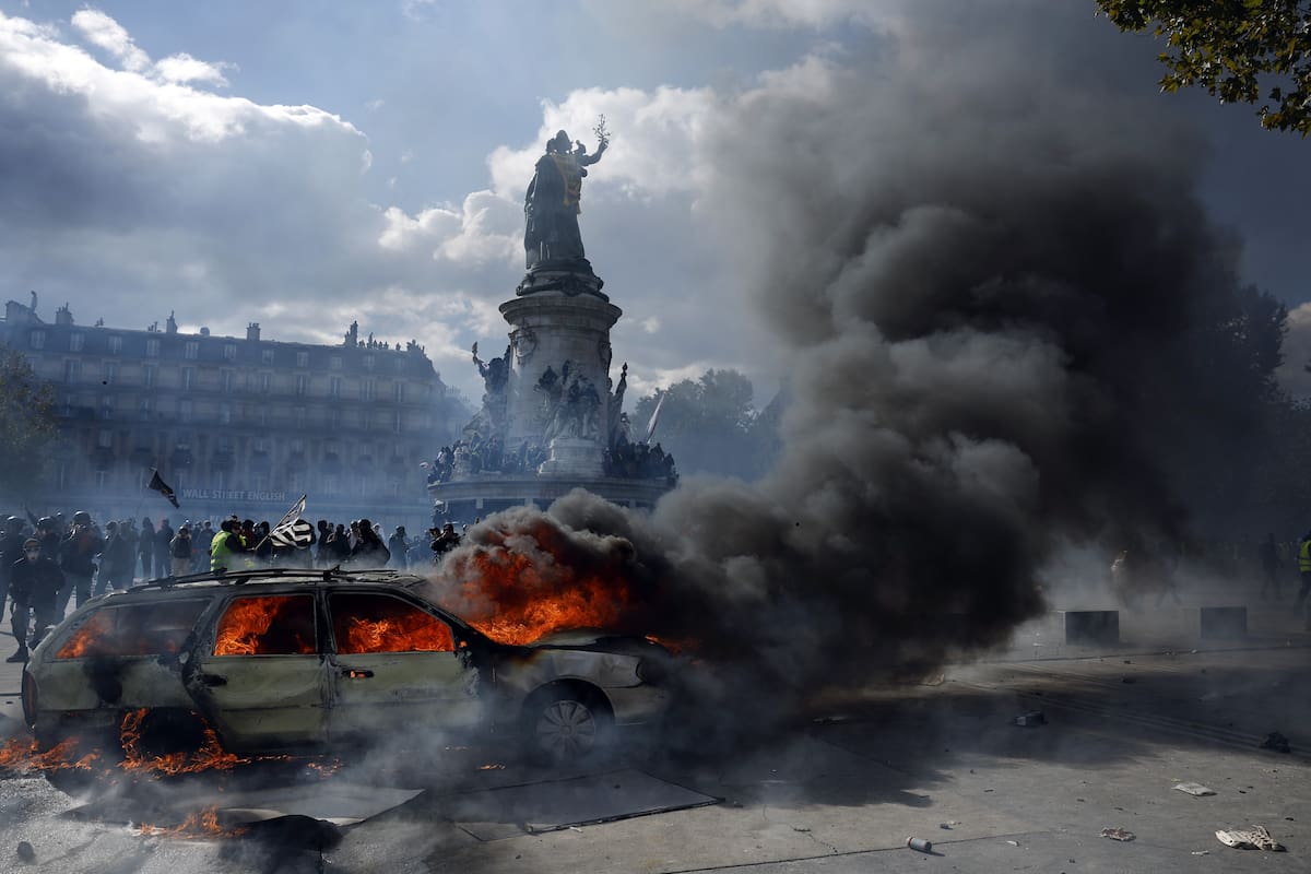 -FOTODELDÍA-PARÍS (Francia), 17/10/2026.- Un automóvil arde en la plaza de la República mientras estallan enfrentamientos entre manifestantes y la policía durante una protesta contra el aumento del coste de la vida y los recortes en los servicios públicos en París, Francia, el 17 de octubre de 2026 EFE/YOAN VALAT