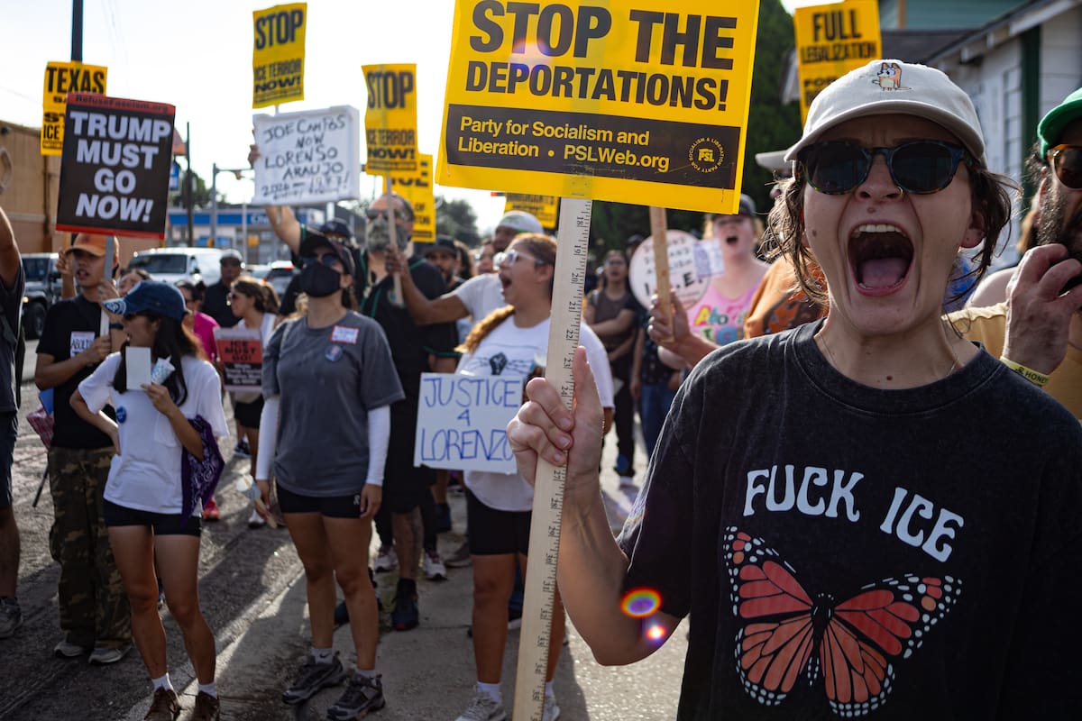 FOTODELDÍA AME8553. HOUSTON (ESTADOS UNIDOS), 08/07/2026.- Personas gritan consignas en una manifestación contra las políticas migratorias este miércoles, en Houston (EE.UU.). EFE/ Carlos Ramírez