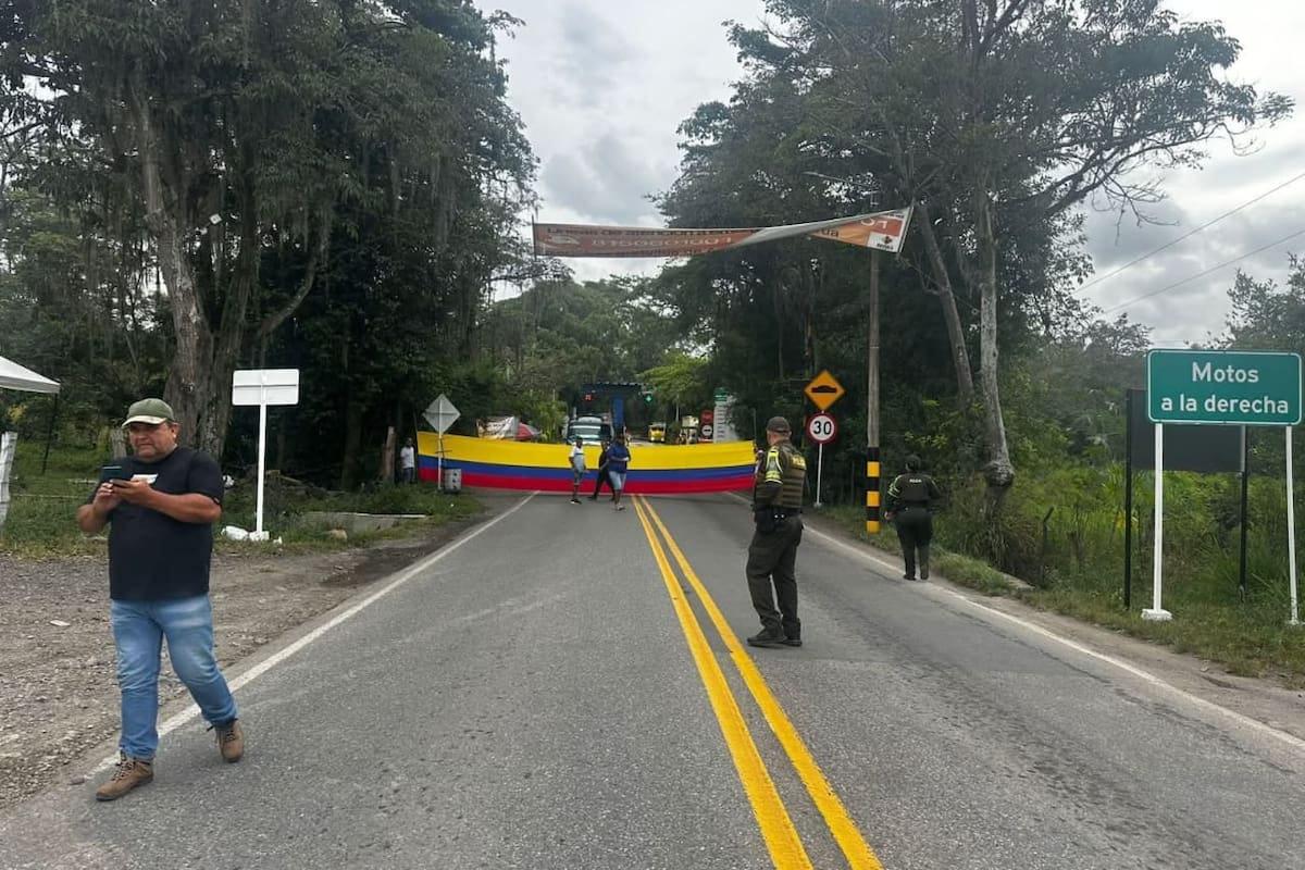 Los puntos de bloqueo se dan en los peajes de Pescadero, Curití y Oiba, en la vía Bucaramanga - Bogotá (Suministrada / VANGUARDIA).