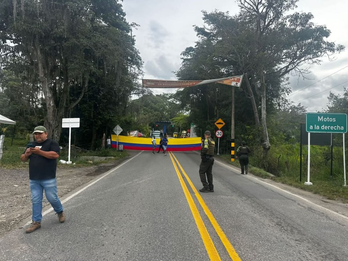 Durante algunos momentos se han dado cierres intermitentes en los peajes de Pescadero, Curití y Oiba, en la vía Bucaramanga - Bogotá (Suministrada / VANGUARDIA).