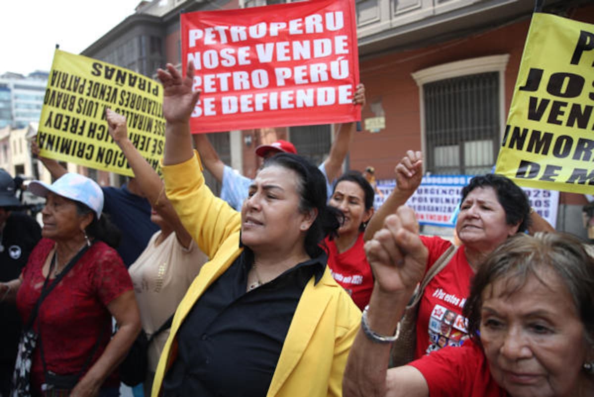 Comunidades protestan a las afueras del Congreso pidiendo la salida de José Jerí Oré presidente interino. Foto: EFE