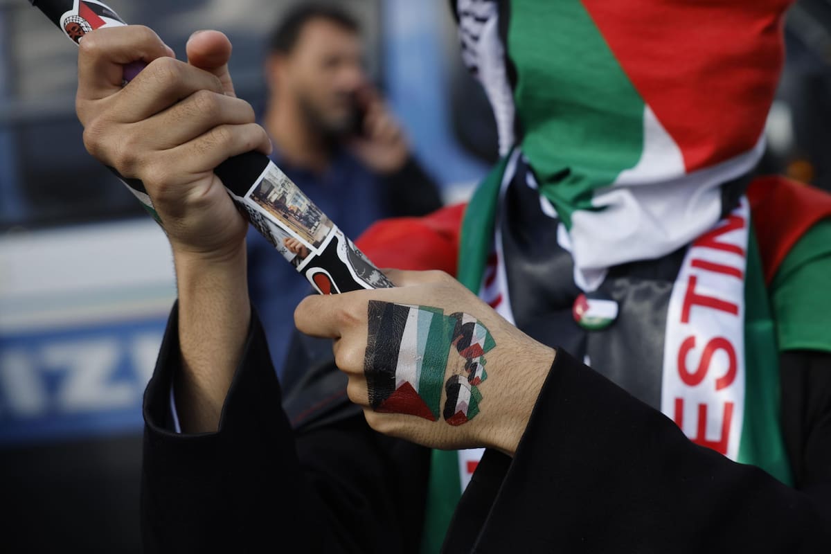 Miles de personas comenzaron a manifestarse este sábado en marchas de apoyo a Palestina alrededor del mundo en la víspera de que se cumpla un año del ataque terrorista de Hamás contra territorio israelí y el inicio de la invasión militar de Gaza por parte de Israel, que ha costado la vida a más de 41.000 personas hasta el momento.
