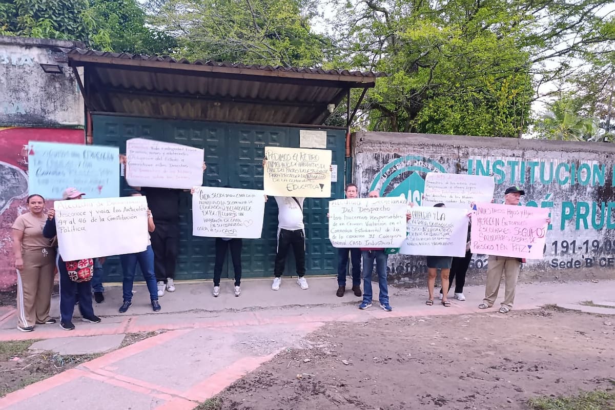 Padres de familia realizaron plantones pacíficos y bloqueos temporales para exigir el retiro de habitantes de calle del corredor estudiantil de la carrera 31.
Suministrada/Vanguardia