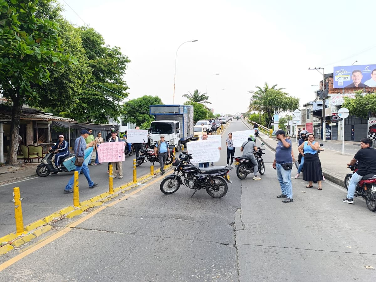 Padres de familia realizaron plantones pacíficos y bloqueos temporales para exigir el retiro de habitantes de calle del corredor estudiantil de la carrera 31.
Suministrada/Vanguardia