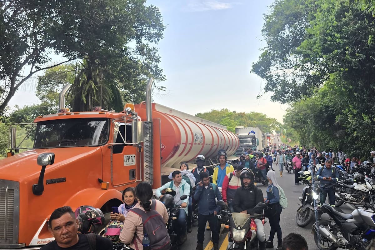 Padres de familia bloquearon la Troncal del Magdalena, a la altura del puente La Gómez en Sabana de Torres, para exigir la puesta en marcha inmediata del transporte escolar rural.
Foto: Culturízate SDT