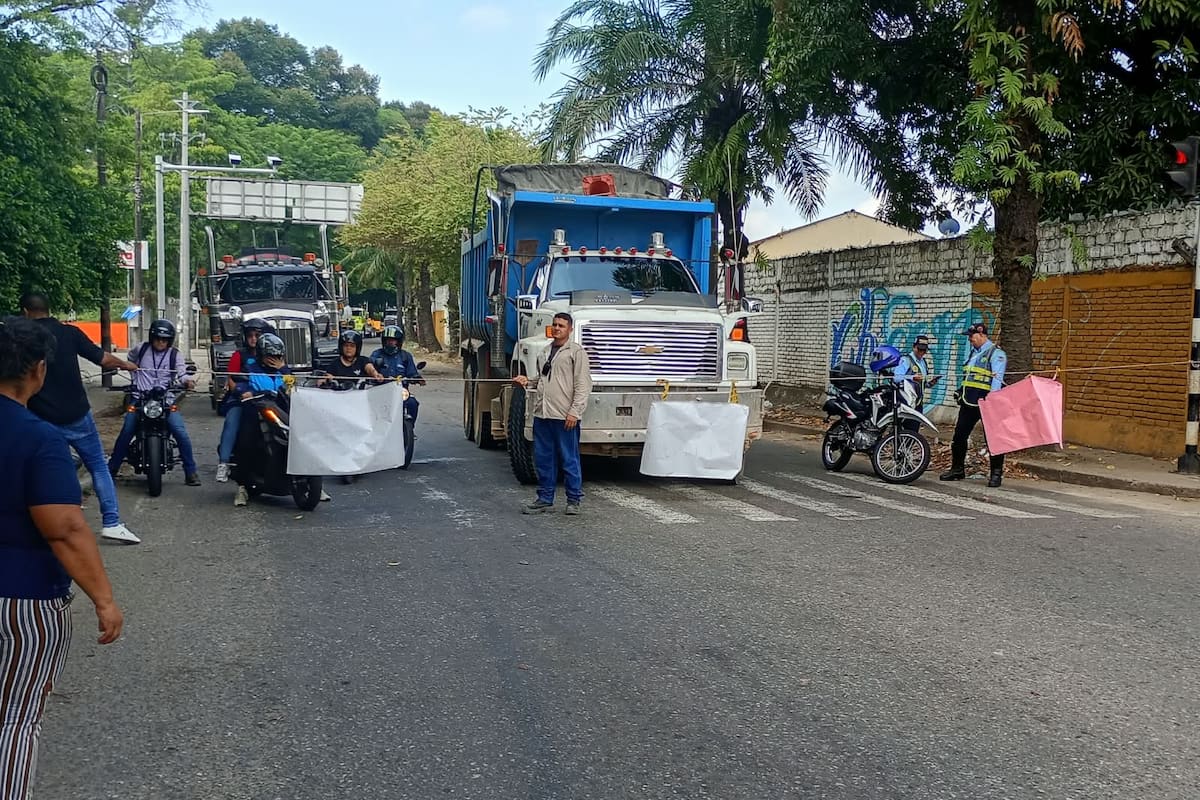 Habitantes de comunidades rurales protestaron en el sector de Obras Públicas de Barrancabermeja por las condiciones de las vías que conducen hacia sus veredas.
Suministrada/Vanguardia