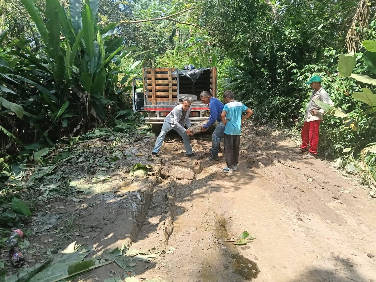 Habitantes de comunidades rurales protestaron en el sector de Obras Públicas de Barrancabermeja por las condiciones de las vías que conducen hacia sus veredas.
Suministrada/Vanguardia
