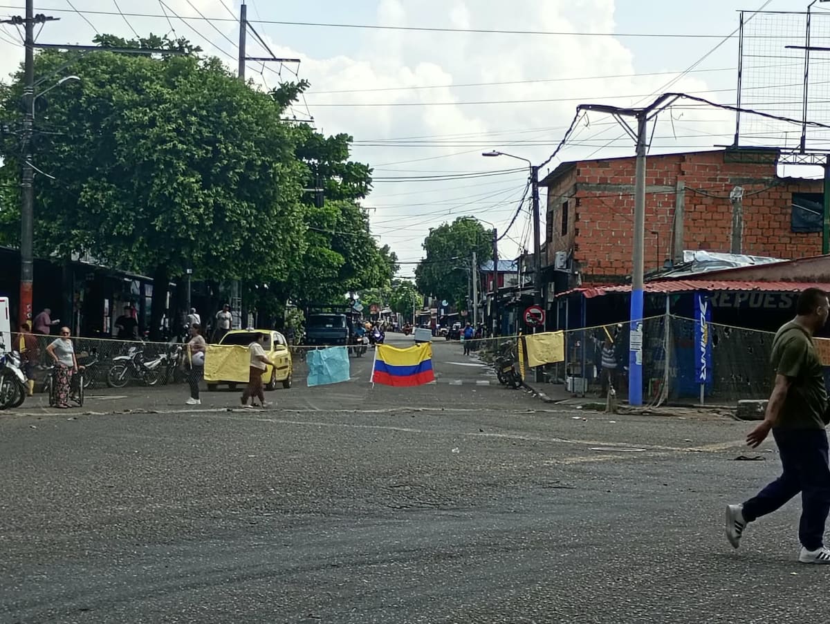Habitantes de comunidades rurales protestaron en el sector de Obras Públicas de Barrancabermeja por las condiciones de las vías que conducen hacia sus veredas.
Suministrada/Vanguardia