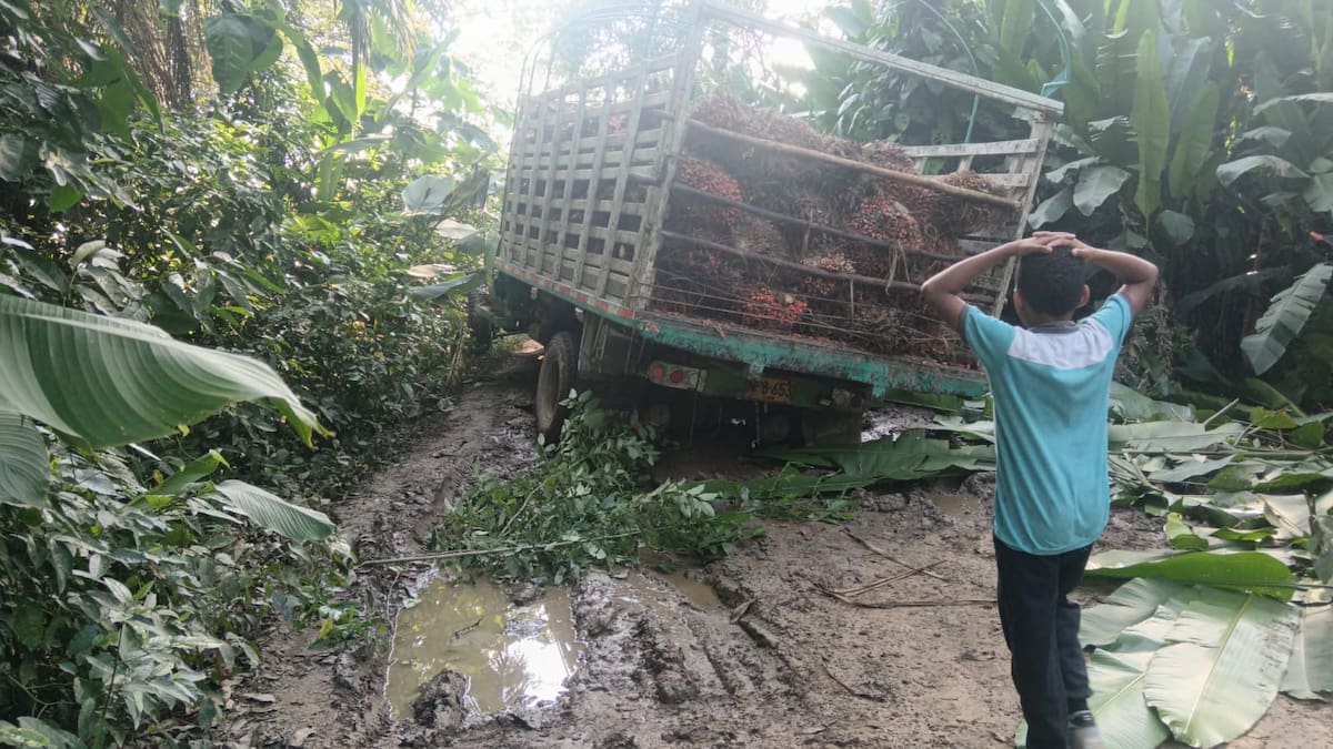 Habitantes de comunidades rurales protestaron en el sector de Obras Públicas de Barrancabermeja por las condiciones de las vías que conducen hacia sus veredas.
Suministrada/Vanguardia
