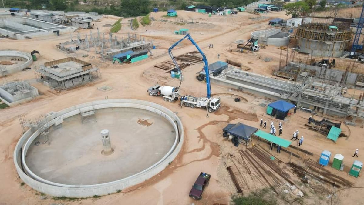 Proveedores y trabajadores del proyecto PTAR San Silvestre bloquearon la puerta de acceso de la empresa Aguas de Barrancabermeja para exigir pagos pendientes y respuestas sobre la continuidad de la obra.
Suministrada/Vanguardia