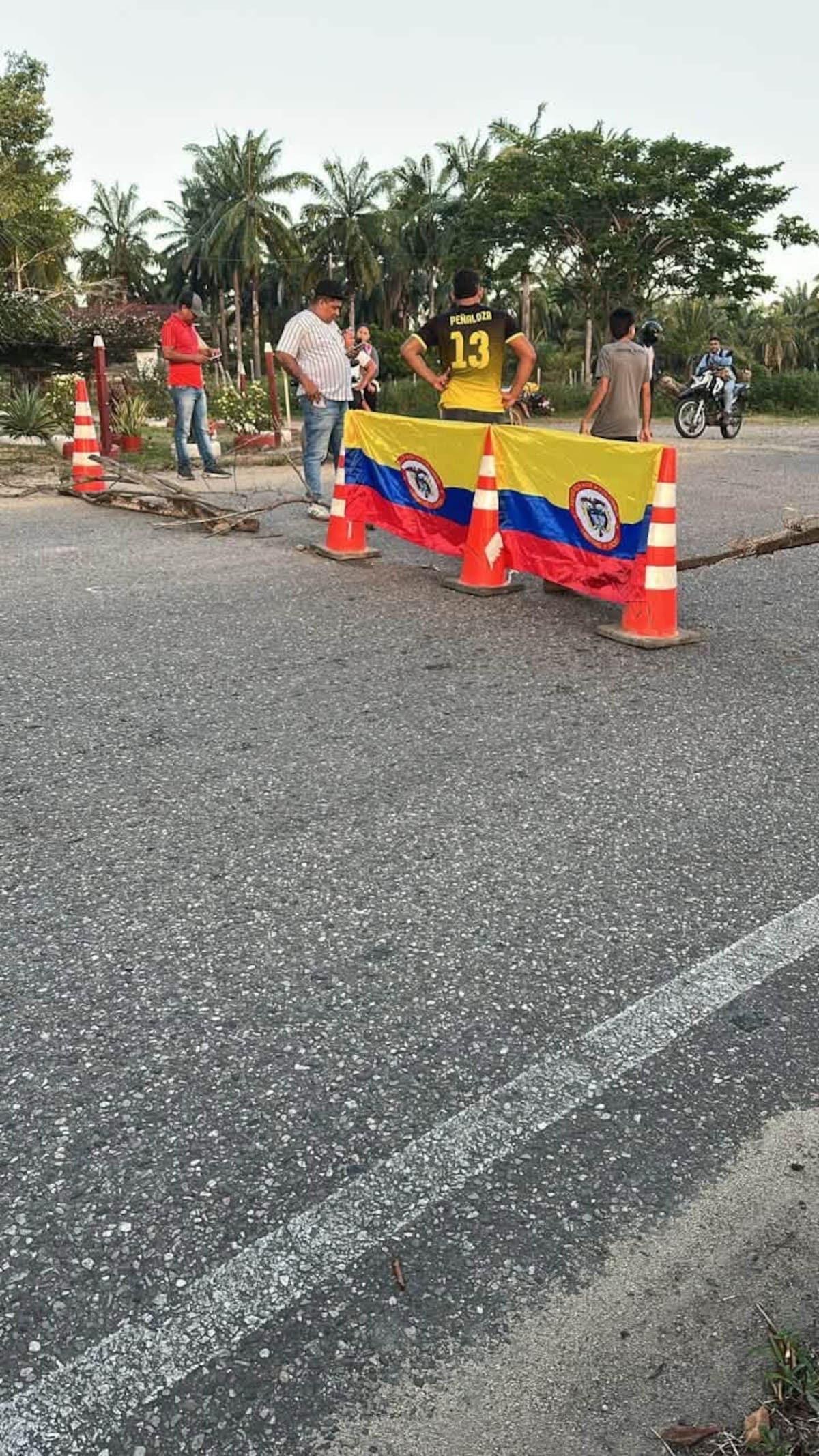 Habitantes de los sectores La Línea, kilómetro 16, Taladro y kilómetro 20 bloquearon la vía para exigir una intervención urgente del corredor que comunica el kilómetro 15 con Puerto Wilches.
Suministrada/Vanguardia