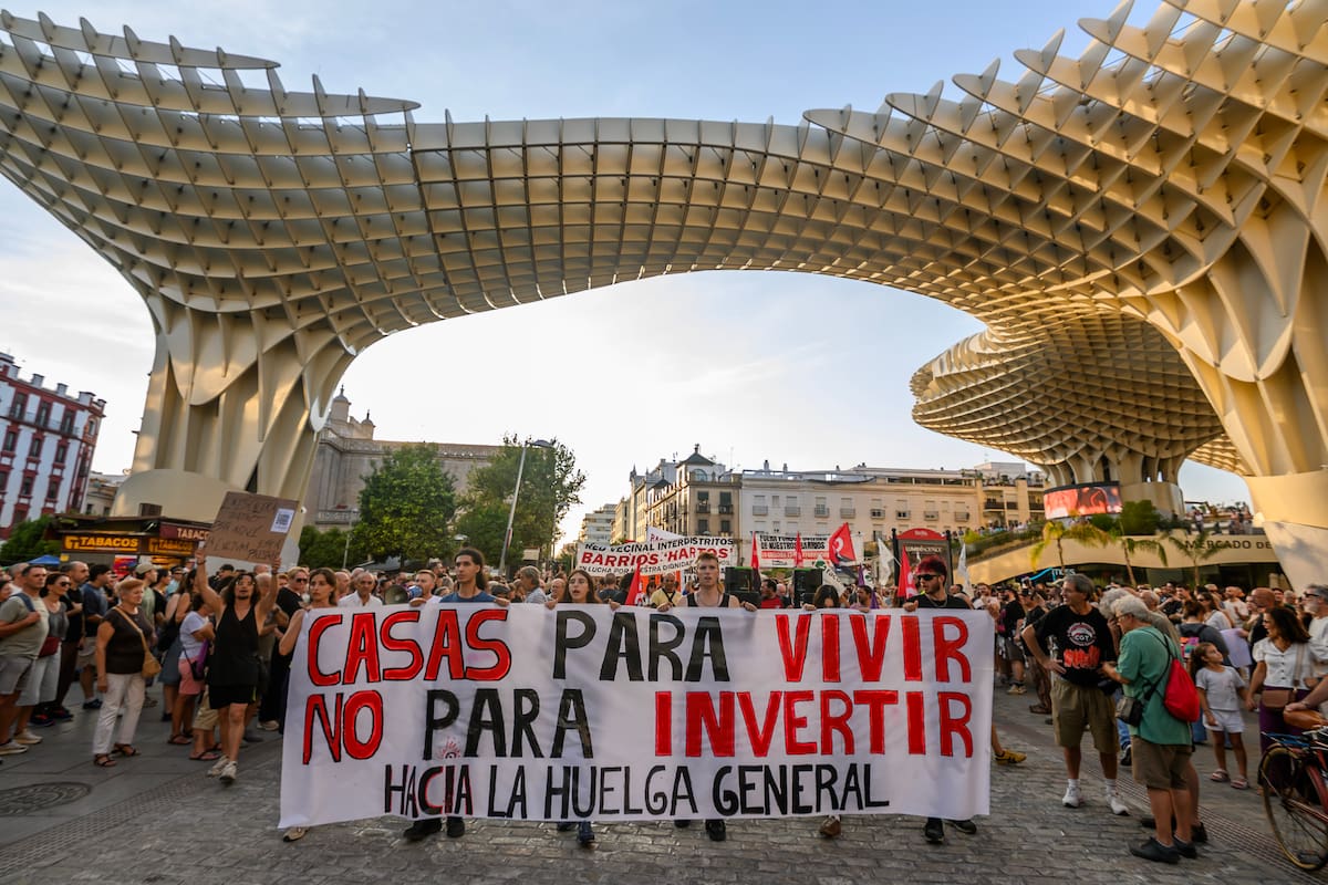 SEVILLA. 02/10/2026. - Un momento de la manifestación convocada este viernes por el Sindicato de Inquilinas en la plaza de La Encarnación de Sevilla en protesta por el problema de la vivienda. EFE/ Raúl Caro.