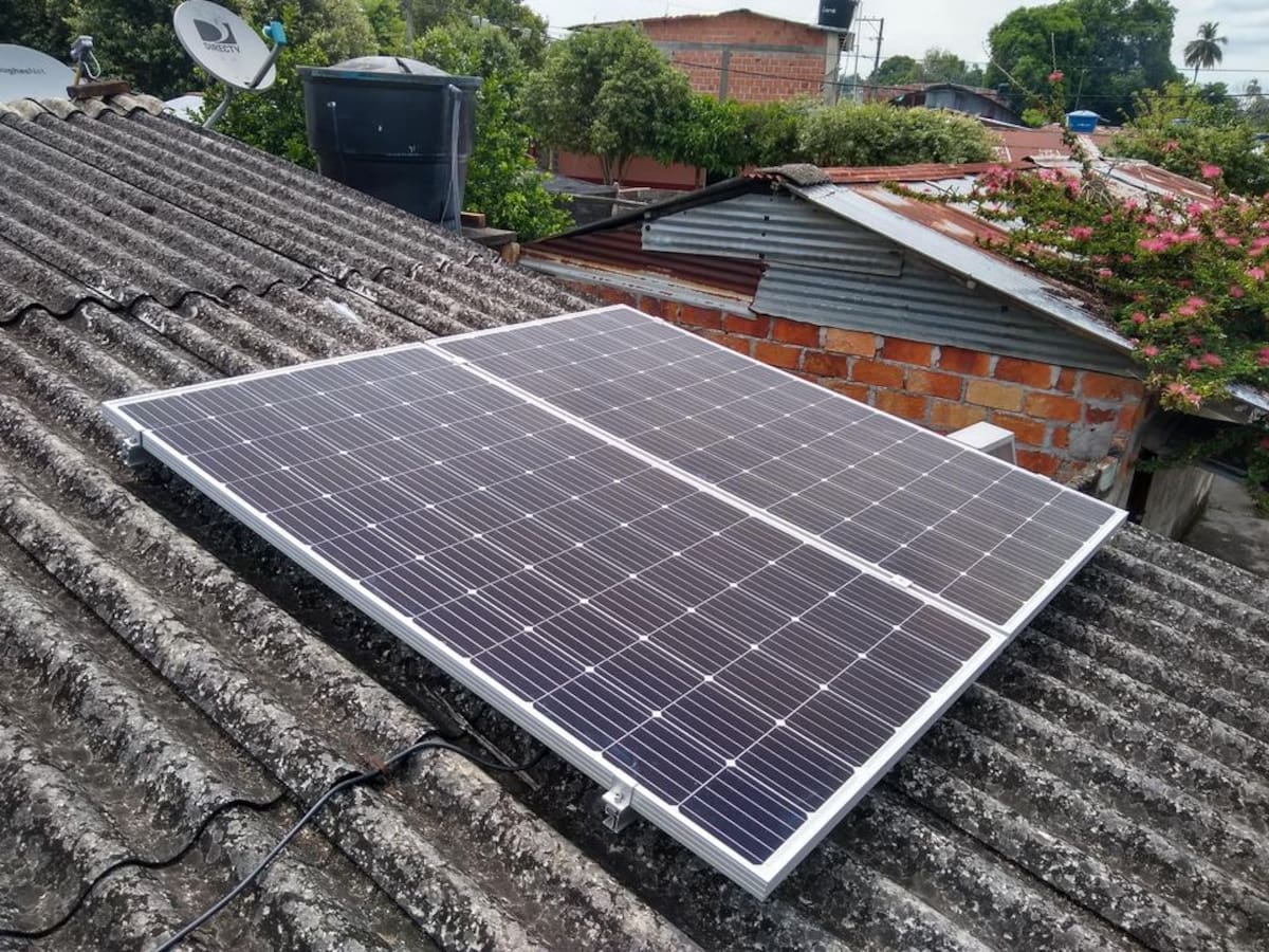 Alcaldía de Barrancabermeja y la Essa instalarán paneles solares en 120 viviendas de estratos 1 y 2.