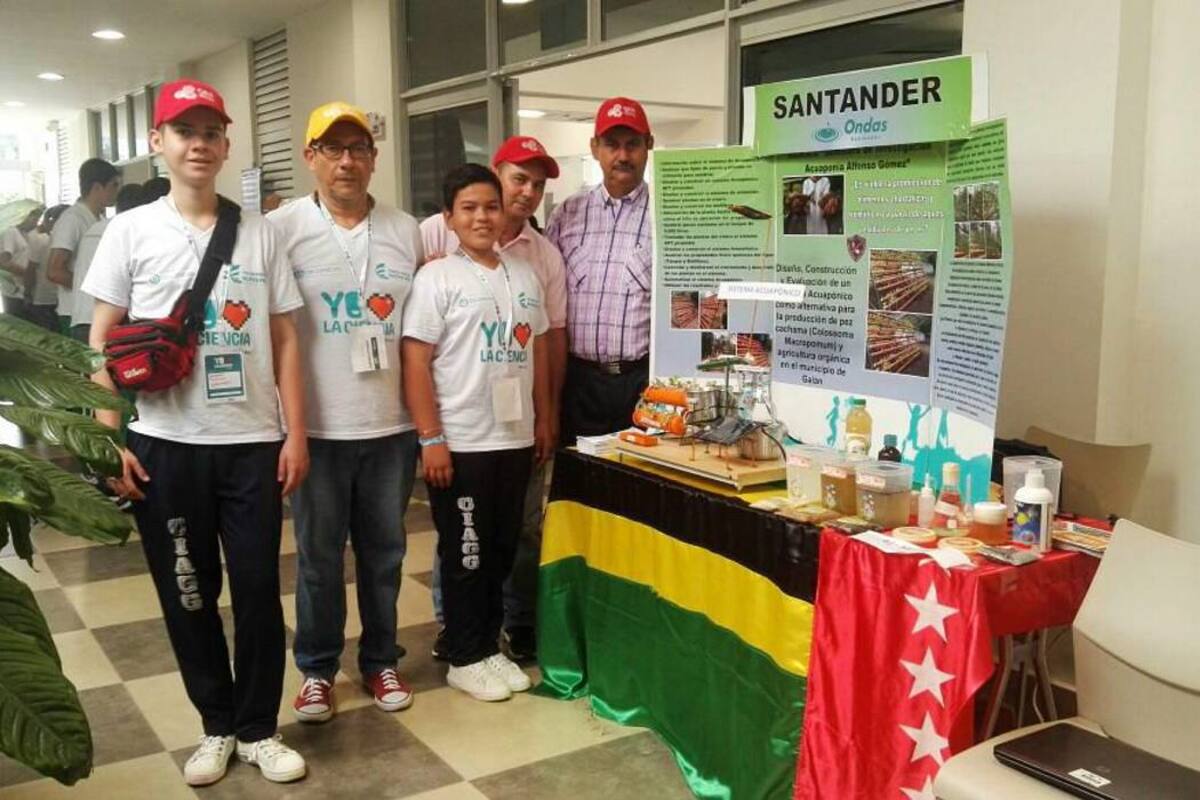 Equipo de profesores, alumnos y el rector, Pedro Sarmiento, del Colegio integrado “Alfonso Gómez Gómez” de Galán, quienes participaron en la feria regional del proyecto Ondas, de Colciencias, desarrollado en Neiva, Huila. La propuesta fue seleccionada para el nacional en Bogotá. (Foto: Suministrada/VANGUARDIA LIBERAL)
