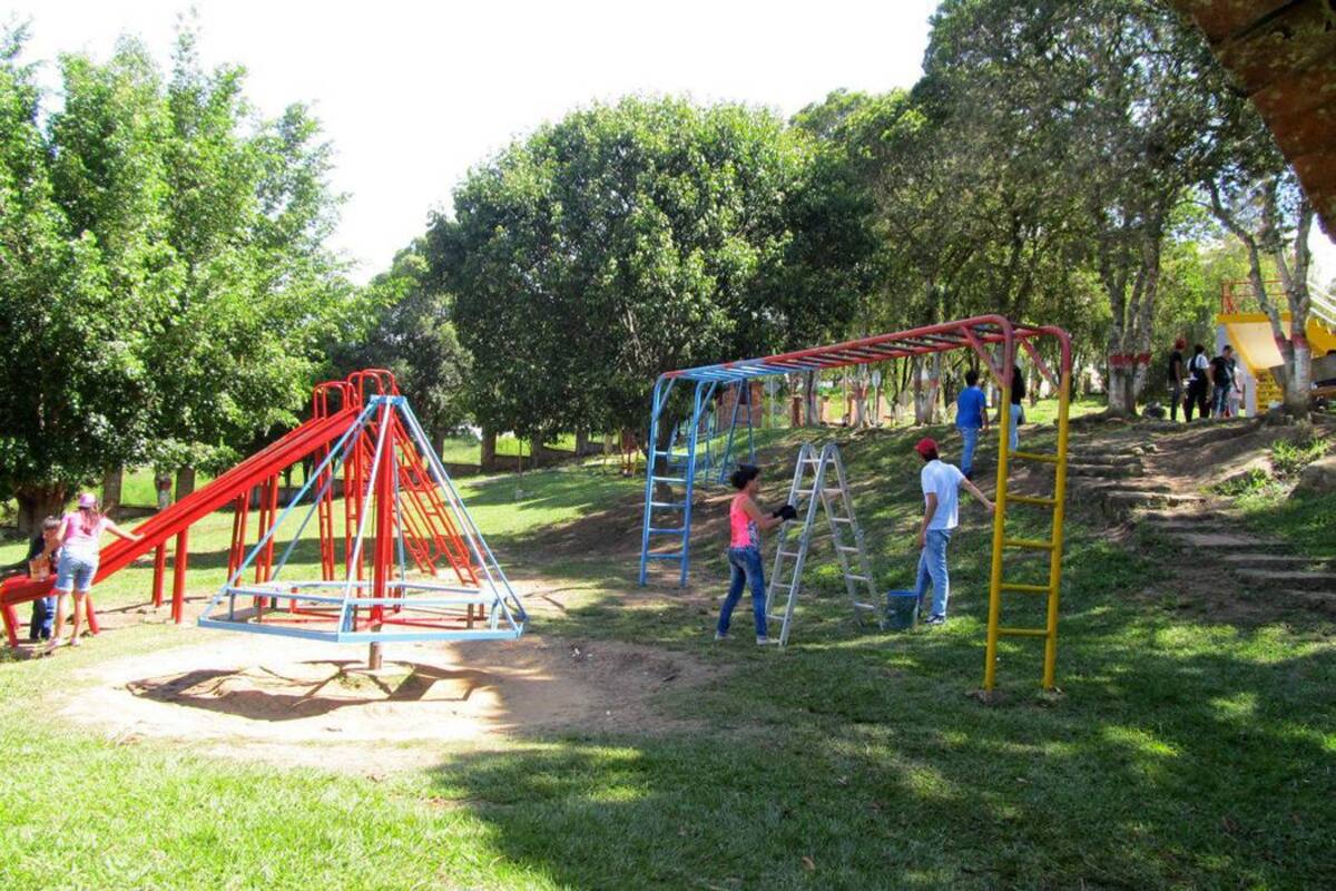 Más de 50 jóvenes y estudiantes del Centro agroturístico del Sena, en el Socorro, se han sumado a las labores de pintura y restauración del parque del Intra en el Socorro. (Foto: sumninistrada/VANGUARDIA LIBERAL)