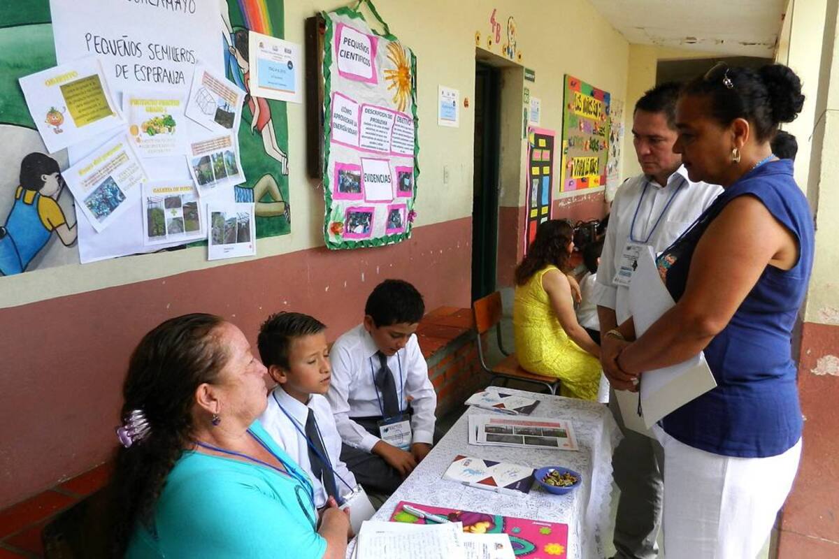 Diversos proyectos de investigación fueron presentados a consideración del jurado en la fase provincial del proyecto Fractus, organizado por la Gobernación de Santander, que busca incentivar a los profesores y alumnos a usar nuevas tecnologías y la investigación como estrategia pedagógica. (Foto: Luis Fernando Martínez Vargas/VANGUARDIA LIBERAL)