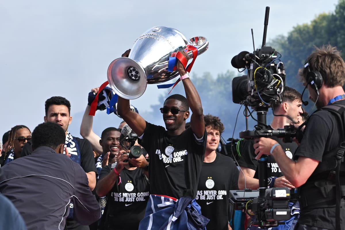 Ousmane Dembélé, del Paris Saint-Germain (C), levanta el trofeo durante la celebración de la victoria del PSG en París, Francia. //Foto, EFE: FIRAS ABDULLAH