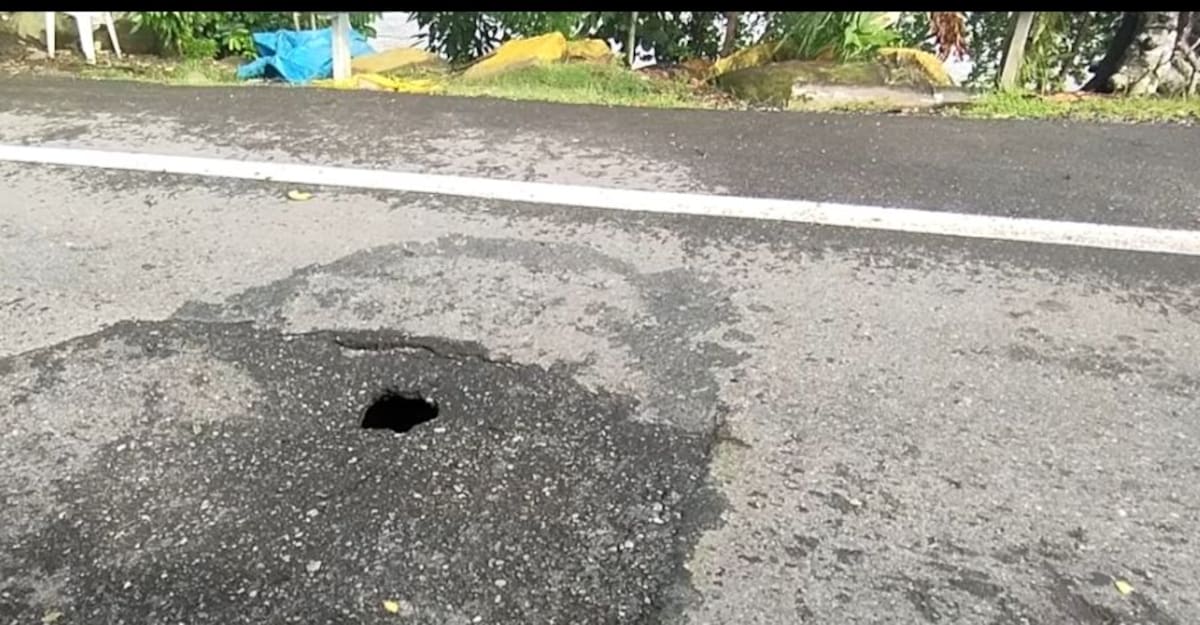 La comunidad denunció la aparición de un nuevo hueco en el puente Guillermo Gaviria, estructura que comunica a Barrancabermeja con Yondó y que hace un mes registró daños causados por erosión.
Suministrada/Vanguardia