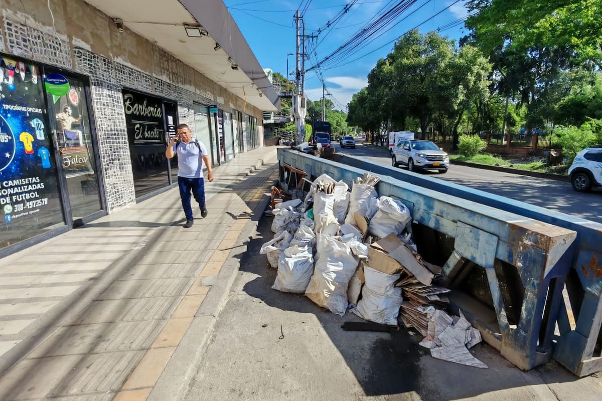 Esta mole metálica invade desde hace más de 90 días parte de la berma sobre el Anillo Vial. También bloquea lugares de parqueo y acceso a locales comerciales, en Girón. (Foto: Marco Valencia / VANGUARDIA)