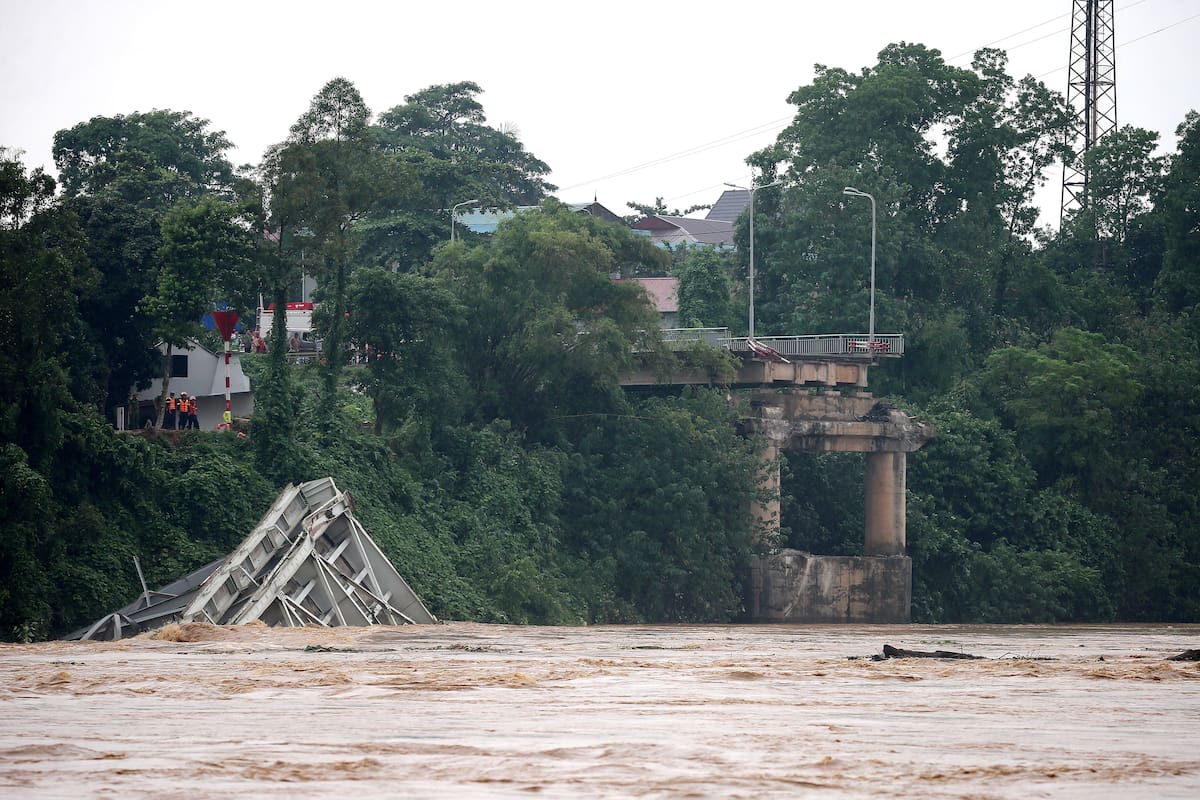 Parte del puente colapsado de Phong Chau está sumergido en el Río Rojo, provincia de Phu Tho, al norte de Vietnam, el 9 de septiembre de 2024. EFE /