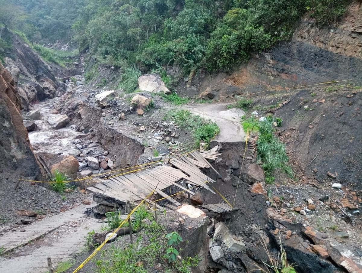 El Puente 'El Congreso', San Andrés, Santander, fue arrasado por una avalancha de tierra.