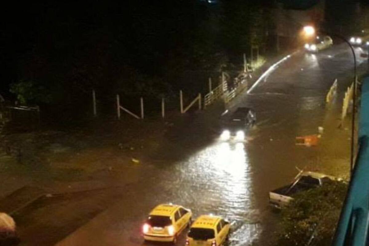 En la imagen se aprecia el represamiento de agua sobre el puente de la cuarta. Esta imagen desató la polémica. (Foto: Suministrada/VANGUARDIA LIBERAL)
