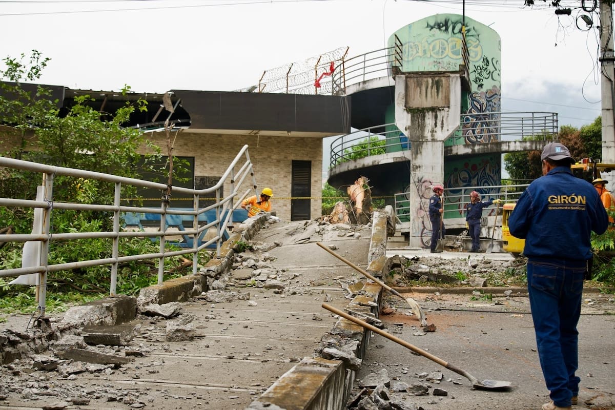 El puente peatonal del anillo vial entre Girón y Floridablanca quedó tendido sobre la calzada tras ser impactado por el tractocamión. El siniestro dejó un muerto y dos heridos. Foto: Marco Valencia.