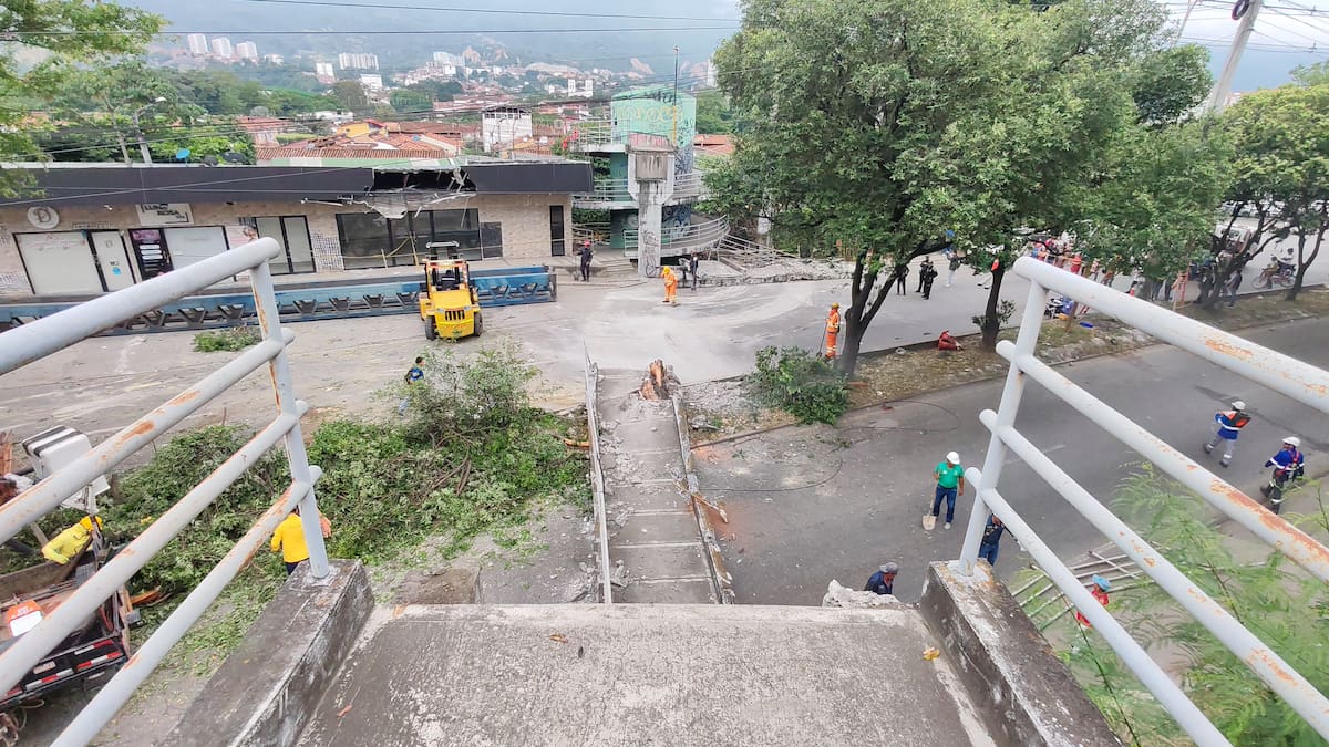 Los organismos de socorro tuvieron que usar taladros y sierras especiales para concreto para retirar las losas del puente y rescatar el cuerpo de la víctima. Foto: Marco Valencia.