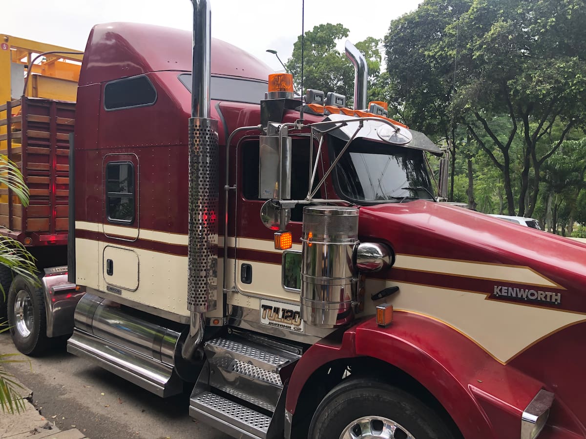 El tractocamión Kenworth de placa TUL-120 transportaba una lavadora industrial de arena cuando impactó el puente peatonal del anillo vial. La carga excedía las dimensiones permitidas y circulaba sin escolta ni señalización. Foto: cortesía Caracol Radio.