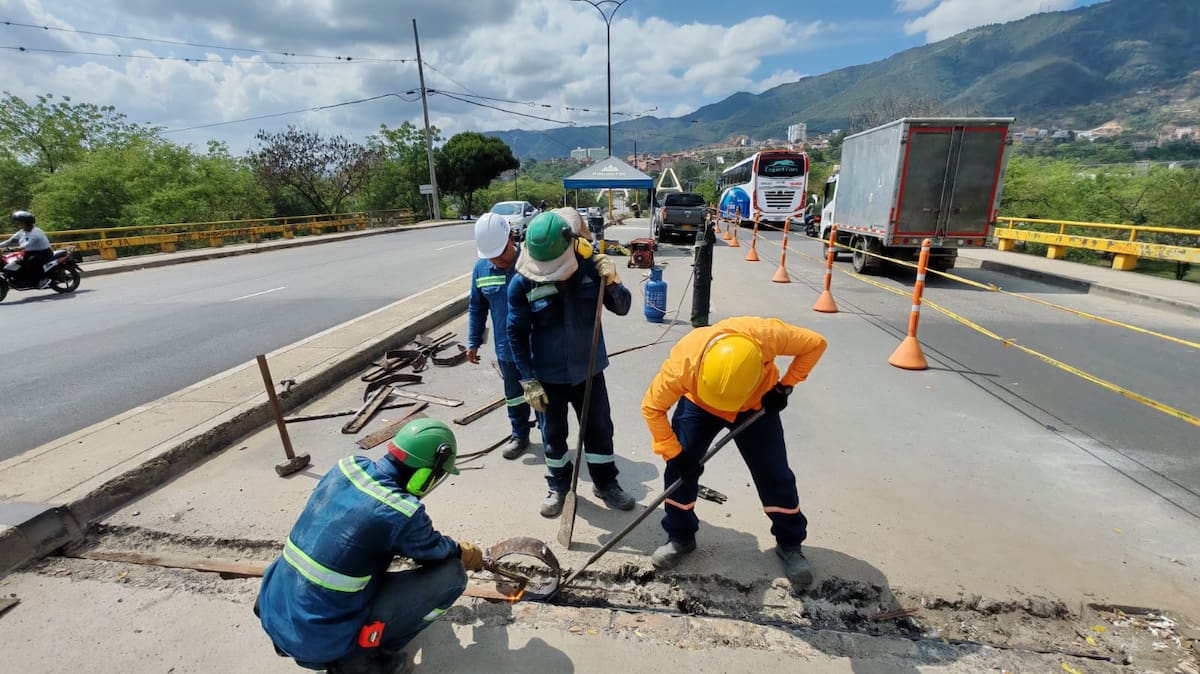 Obras sobre el Puente Palenque de Gir+on. Marco Valencia/Vanguardia