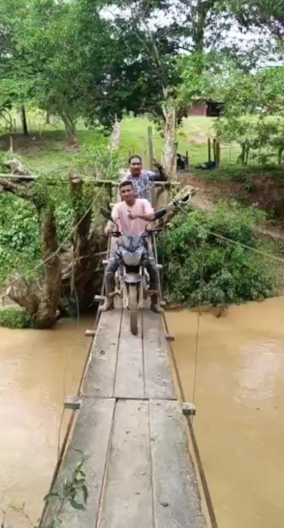 Niños arriesgan sus vidas al cruzar un puente de madera sobre la quebrada la Corcovada, en San Tropel, Cimitarra. La comunidad lleva años esperando una obra.
Suministrada/Vanguardia