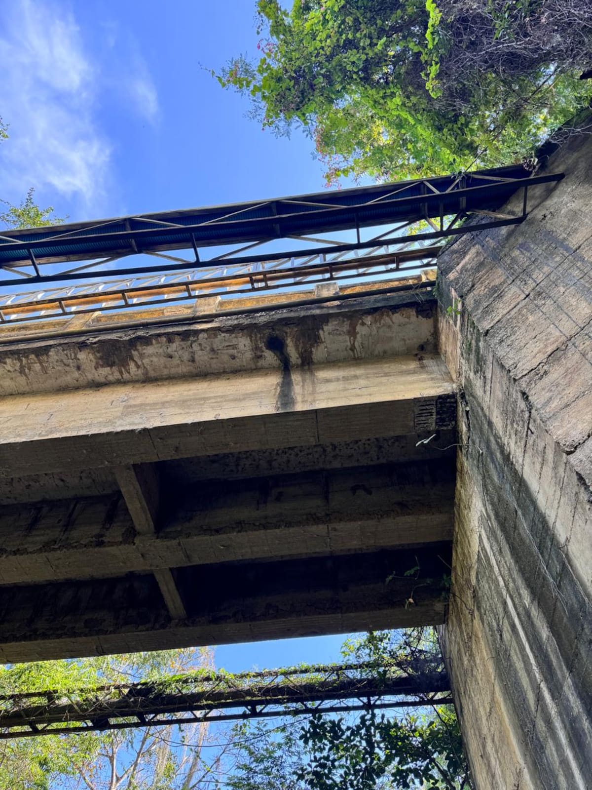La infraestructura requiere mantenimiento.
