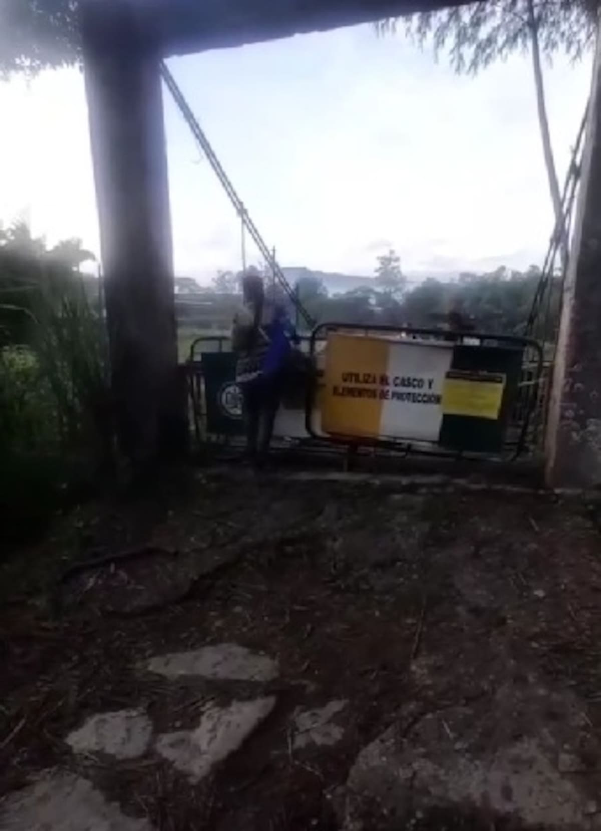 La comunidad sigue usando la infraestructura a pesar del riesgo.