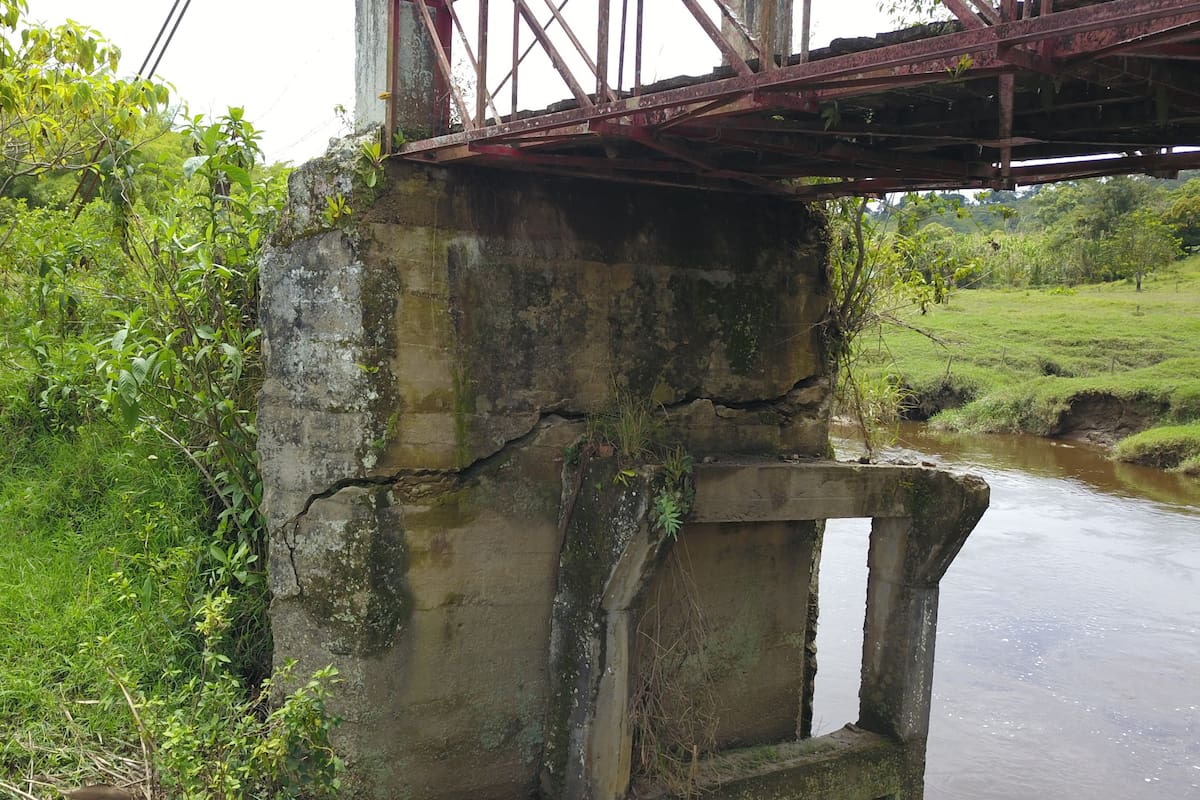 Las bases del puente están fracturadas, socavadas y con hundimientos.